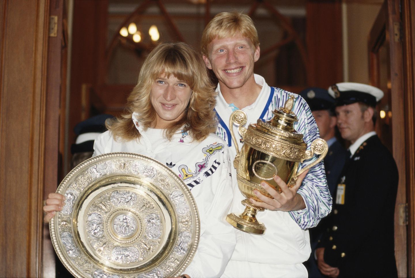 Steffi Graf und Boris Becker posieren 1989 nach ihrem Wimbledon-Sieg im Damen- bzw. Männer-Einzel mit ihren Trophäen.