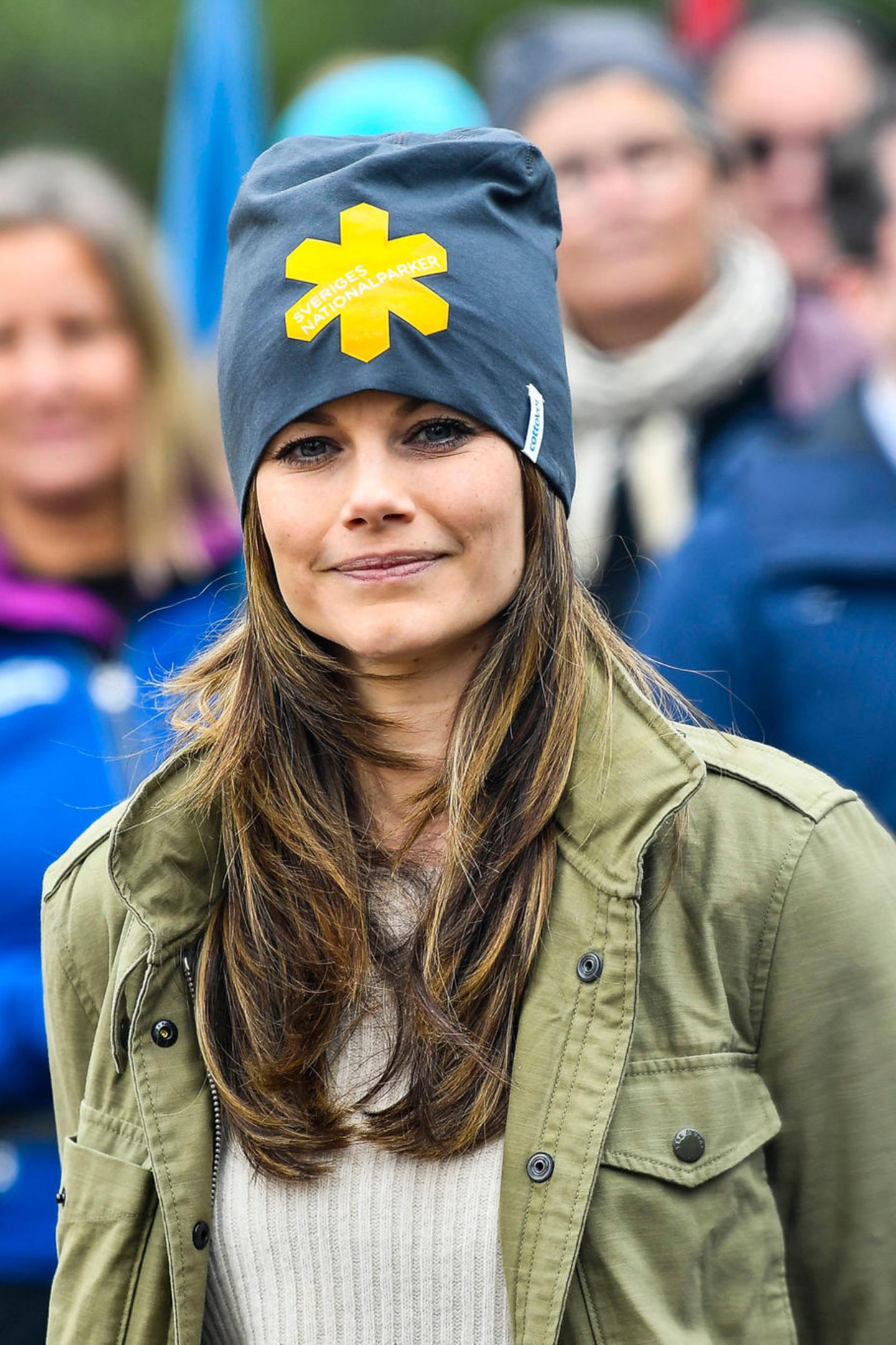 Sofia trägt eine blaugraue Mütze mit einem auffälligen gelben Sternchen, die ihren Look aufbricht.