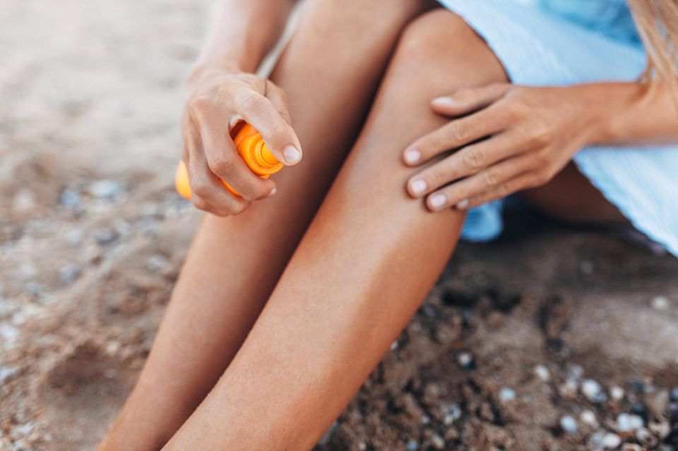 Tipps bei Sonne: Tragen Sie Sonnencreme mit ausreichend hohem Lichtschutzfaktor 30 Minuten vor dem Sonnenbaden auf Tragen Sie Sonnencreme mit ausreichend hohem Lichtschutzfaktor 30 Minuten vor dem Sonnenbaden auf
