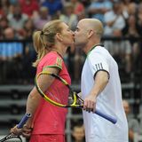 Bei einem Charity-Match 2011 tauscht das Paar einen Kuss aus.