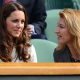 2012 unterhält sich Steffi auf der Tribüne von Wimbledon mit Herzogin Catherine.