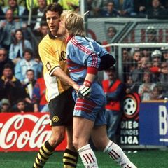Diese Szene ist legendär: 1999 beißt Bayern-Keeper Oli Kahn dem damaligen BVB-Stürmer und Doppeltorschützen Heiko Herrlich beim Stand von 2:2 in den Hals.