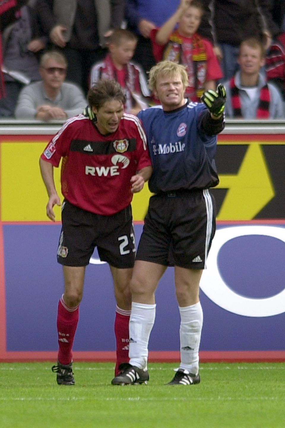 Im September 2002 packt Oli Kahn dem damaligen Bayer-Leverkusen-Spieler Thomas Brdaric am Genick. Brdaric sagt später, er habe "Todesangst" gespürt.