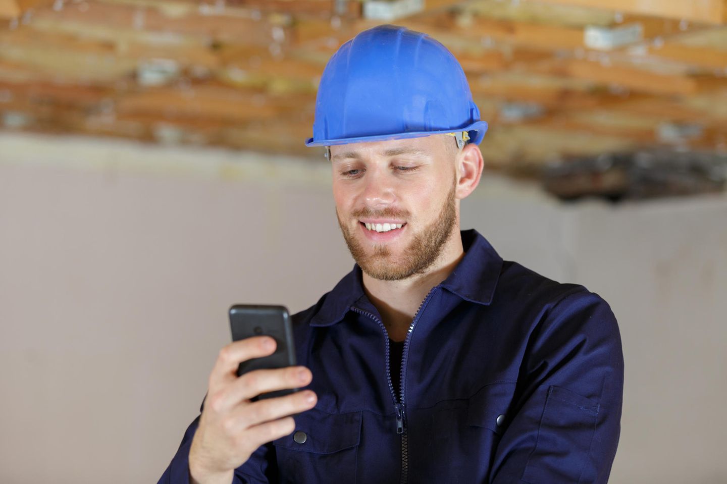 Bauarbeiter mit Handy