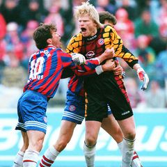 Nach einer Aktion des Gegners rastet Oliver Kahn im März 1996 völlig aus. Lothar Matthäus und Markus Babbel versuchen vergeblich, ihn zu beruhigen.