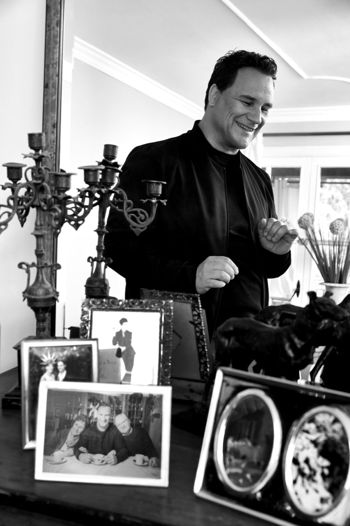 Im Wohnzimmer arrangierte Guido liebevoll Fotos von Familie und Freunden.