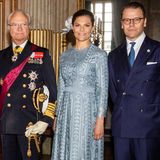 Im Rahmen des Staatsbesuchs des südkoreanischen Präsidenten und seiner Frau lässt es auch Prinzessin Victoria sich nicht nehmen bei der Willkommenszeremonie dabei zu sein. Sie trägt ein wunderschönes, hellblaues Midikleid aus Spitze.