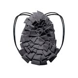 Cooles Design trifft auf praktische Funktionalität: Designerin Viktoria Lorenz hat mit diesem Rucksack ein It-Piece entworfen, das die Stars lieben! Das Lamellen-Design zaubert eine moderne Dreidimensionalität und lässt sich zu nahezu jedem Look kombinieren. Ca. 199 Euro.