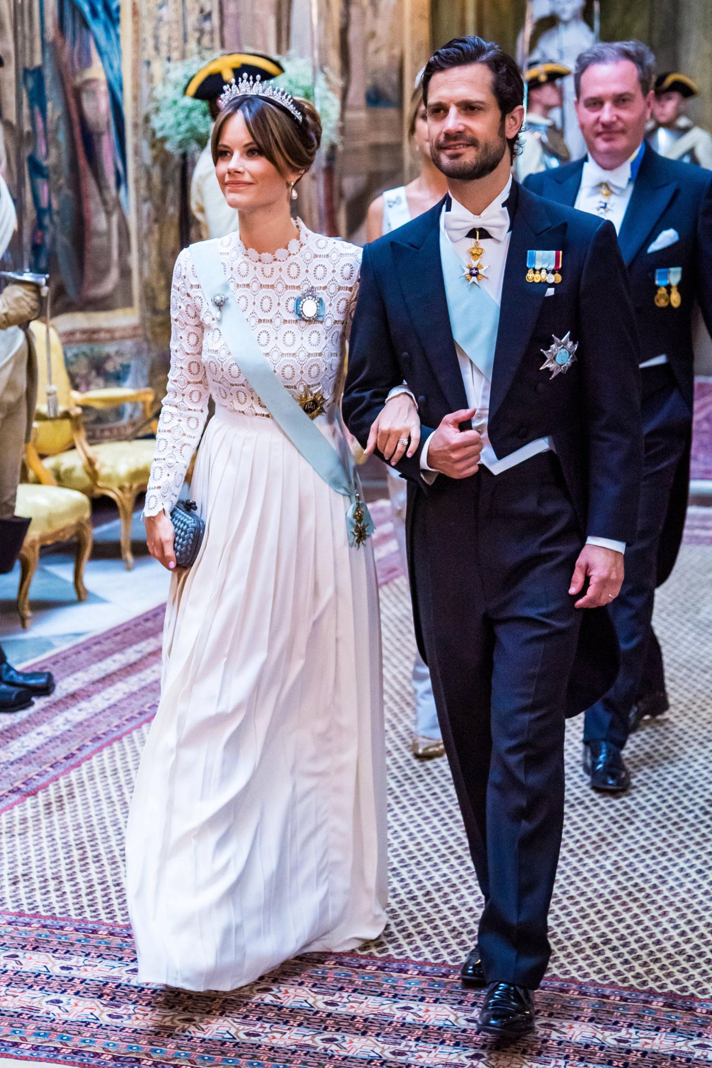 Wenige Monate zuvor im Nachbarland: Zum Staatsbankett im königlichen Palast in Stockholm trägt Prinzessin Sofia das gleiche Kleid. Die knapp 400 Euro teure Robe von Self Portrait ist eine Kreation aus Spitze und Seidenkrepp – perfekt für diesen offiziellen Anlass. Das wusste eine royale Fashion-Queen allerdings schon vor Jahren...