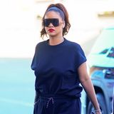 Rihannas XXL-Sonnenbrille zieht alle Blicke auf sich. Das große Modell mit verspiegelten, schwarzen Gläsern soll zu ihrer eigenen Modelinie gehören – ein "Fenty"-Logo ziert das Accessoire. Mit einem hohen Pferdeschwanz setzt die 31-Jährige ihre Sonnenbrille besonders gut in Szene.