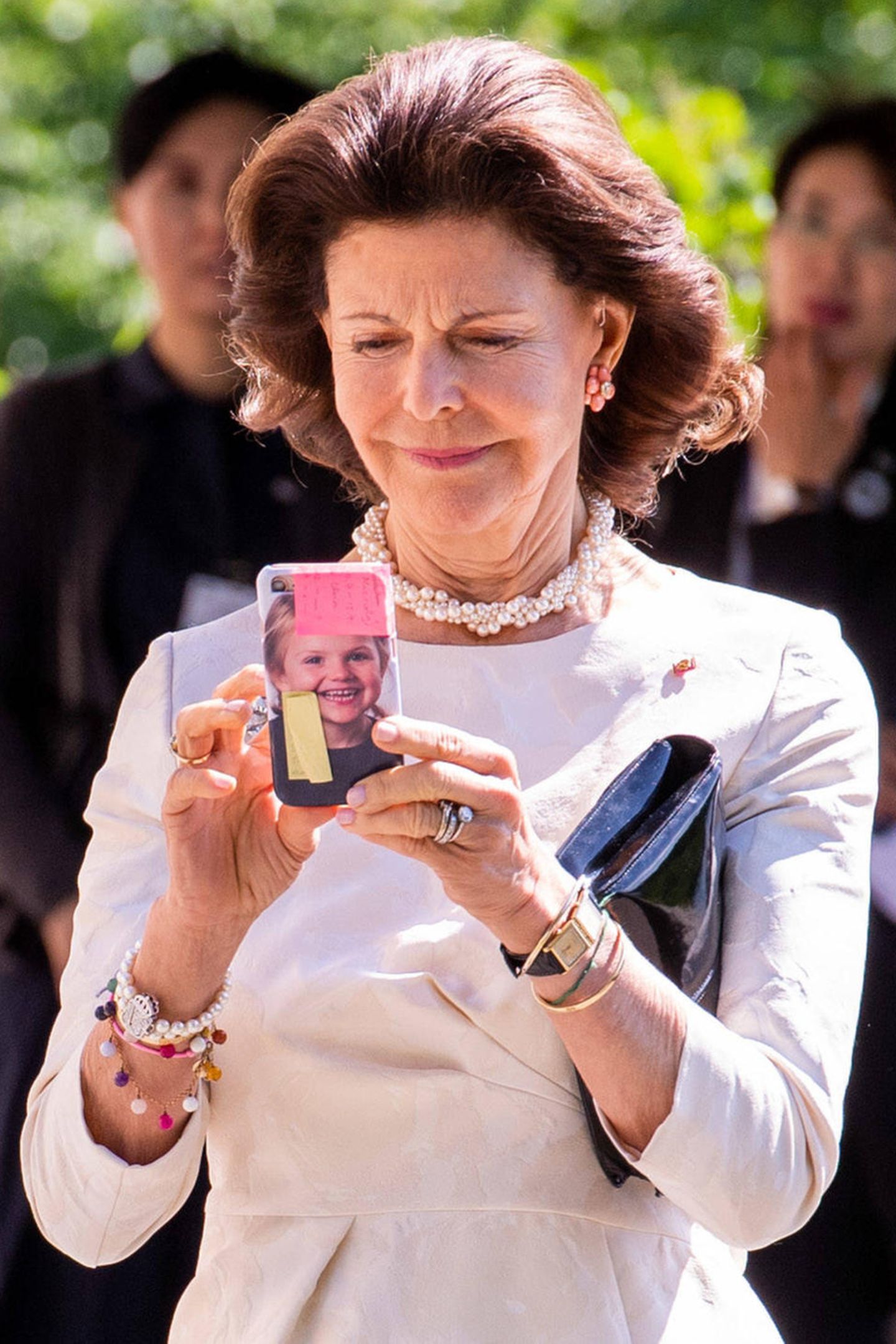 Da ist jemand aber eine ganz stolze Oma! Königin Silvia trägt ein Foto ihrer Enkelin, Prinzessin Estelle, immer bei sich. Nämlich als Handyhülle, die sie auch als Notizboard verwendet, indem sie farbige Post-its aufklebt.