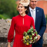 Zu ihren Pumps in Nationalfarben kombiniert Prinzessin Mary ein rotes Seidenkleid von Designerin Raquel Diniz für rund 700 Euro, das sie bereits im August 2018 ausführt. Ein beigefarbener Hut mit einer großen Blüte ziert den Kopf der 47-Jährigen und macht ihren Look perfekt.