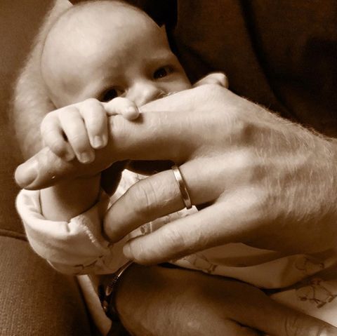 16. Juni 2019  Zum britischen Vatertag postet Herzogin Meghan ein Foto ihrer zwei liebsten "Männer" auf Instagram. Auf dem süßen Schnappschuss sieht man ihren Sohn, Baby Archie, der mit seiner kleinen Hand den Finger seines Papas, Prinz Harry, umklammert.