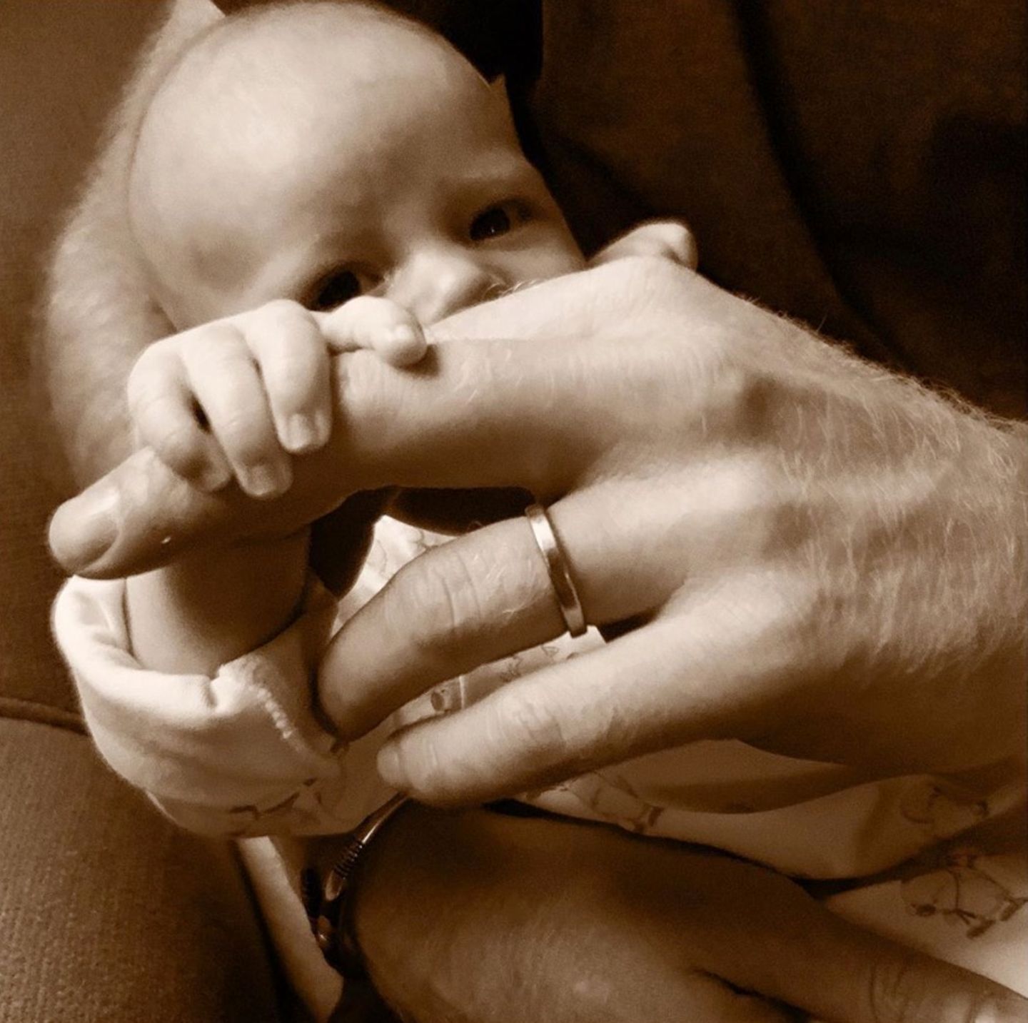 16. Juni 2019  Zum britischen Vatertag postet Herzogin Meghan ein Foto ihrer zwei liebsten "Männer" auf Instagram. Auf dem süßen Schnappschuss sieht man ihren Sohn, Baby Archie, der mit seiner kleinen Hand den Finger seines Papas, Prinz Harry, umklammert.