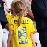 Estelle trägt ein Trikot der schwedischen Nationalmannschaft mit der Nummer Acht. Innerhalb der Nummer befinden sich Fotos einiger Menschen - unter anderem auch ein Foto ihrer Mutter, Prinzessin Victoria.