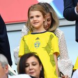 Im Fußballfieber: Prinzessin Estelle besucht gemeinsam mit ihrem Papa, Prinz Daniel, das Spiel Schweden gegen Thailand während der Fußballweltmeisterschaft der Frauen in Frankreich. Offensichtlich ist die kleine Prinzessin ein echter Fußballfan, denn sie hat ihr ganz eigenes, sehr persönliches Trikot.