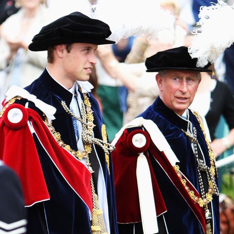Prinz William und König Charles in der Tracht des Hosenbandordens auf dem Weg zur Kapelle von St. George auf Schloss Windsor.