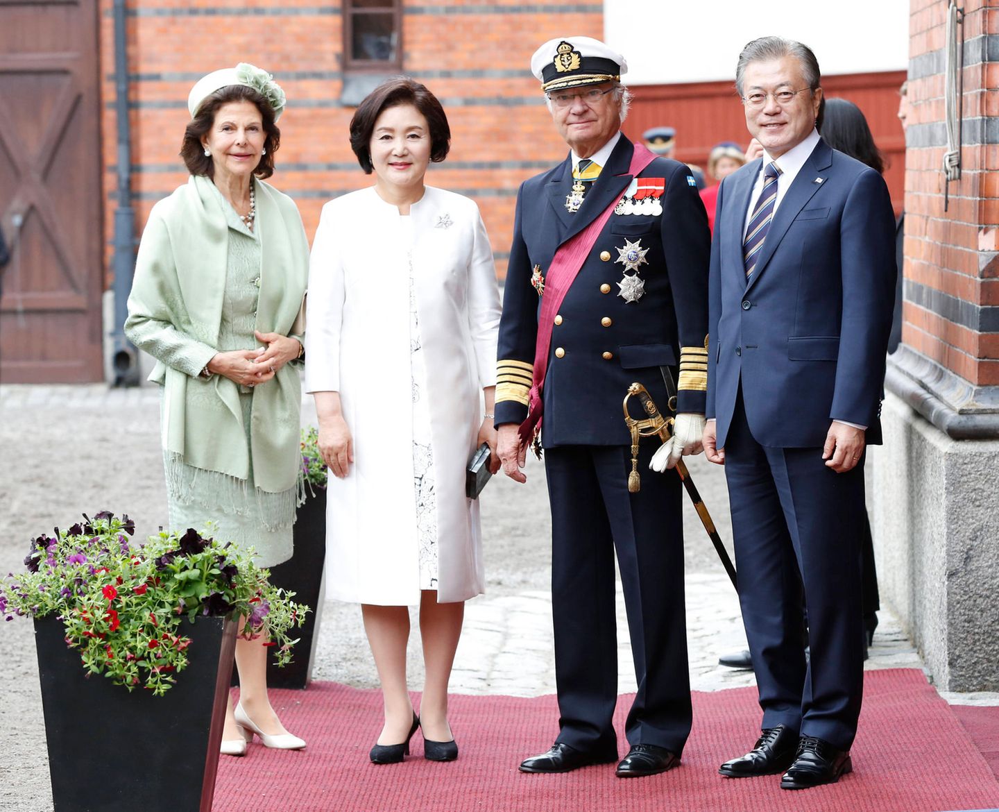 Königin Silvia und König Carl Gustaf empfangen den südkoreanischen Präsidenten Moon Jae-in und dessen Gattin Kim Jung-sook zum Staatsbesuch in Schweden.