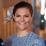 Dort warten schon weitere Mitglieder der schwedischen Königsfamilie wie Kronprinzessin Victoria.