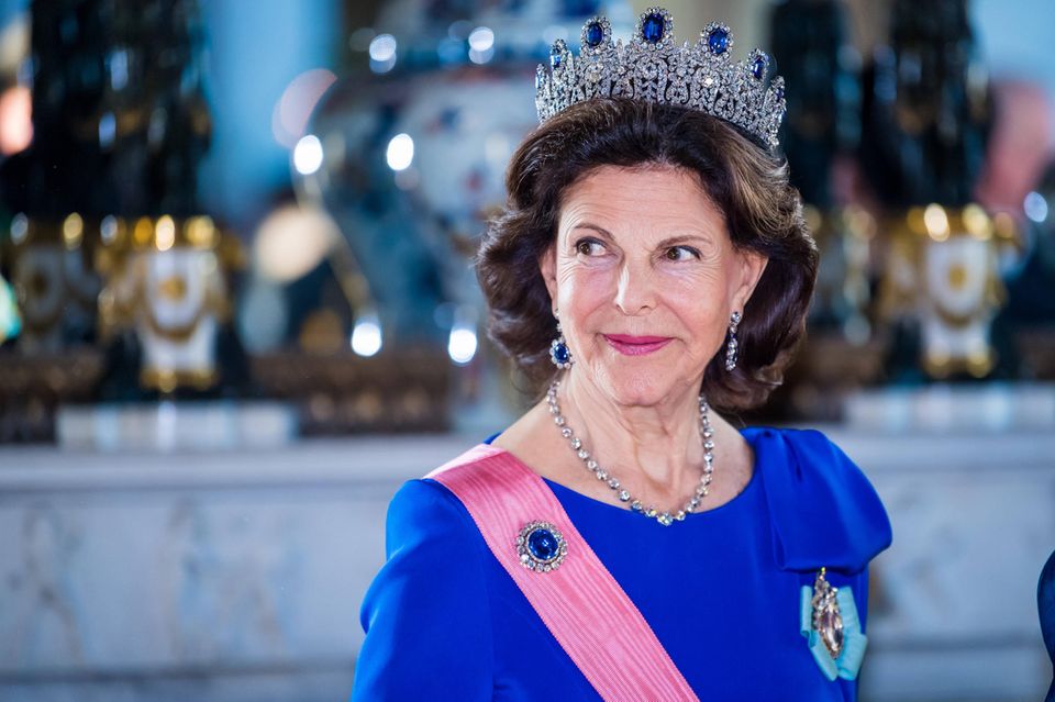 Die schwedische Königin strahlt in Royalblau. Die schwedische Königin strahlt in Royalblau.
