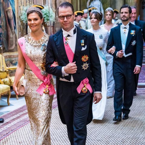 Am Abend wird zu einem festlichen Staatsbankett geladen, an dem auch die Kinder des schwedischen Königspaars mit ihren Partnern teilnehmen, allen voran Kronprinzessin Victoria und Prinz Daniel.