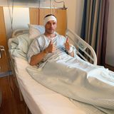 Auf Instagram meldet sich Lukas Podolski nach einer Operation am Ohr aus dem Krankenhaus: "Hallo allerseits, ich wollte euch nur ein kurzes Update geben. Ich habe mich erfolgreich operieren lassen und nun brauch die Genesung etwas Zeit. Ich hoffe, es geht mir bald besser! Vergesst nicht, ich bin immer ein Kämpfer!"   Wir wünschen gute Besserung. 