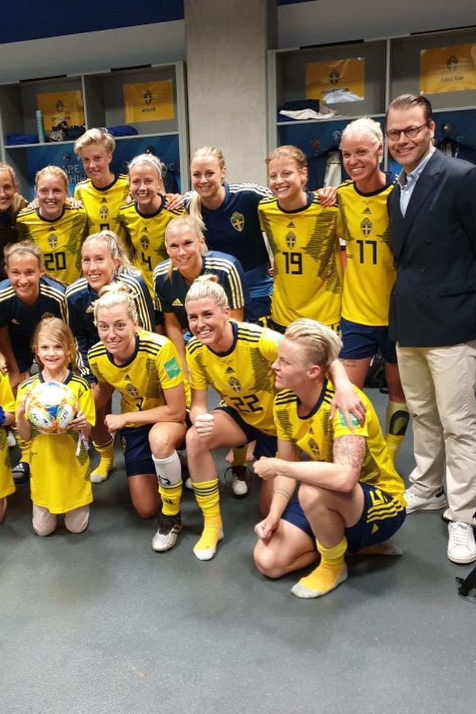 16. Juni 2019 Nach dem Spiel dürfen Prinzessin Estelle und Prinz Daniel gemeinsam mit der Mannschaft den 5:1 Siegt gegen Thailand feiern. 16. Juni 2019 Nach dem Spiel dürfen Prinzessin Estelle und Prinz Daniel gemeinsam mit der Mannschaft den 5:1 Siegt gegen Thailand feiern.
