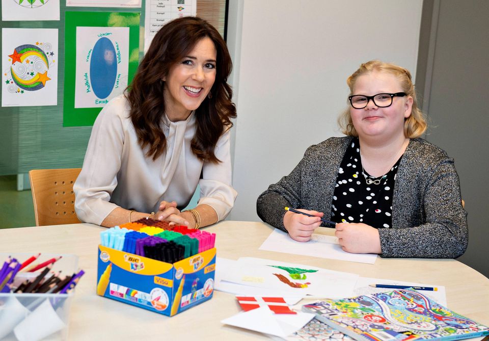 17. Juni 2019 Beim Besuch des neuen Gebäudes der Psychiatrie am Universitätskrankenhaus in Aarhus lächelt Prinzessin Mary mit Patientin Melanie in die Kamera. 17. Juni 2019 Beim Besuch des neuen Gebäudes der Psychiatrie am Universitätskrankenhaus in Aarhus lächelt Prinzessin Mary mit Patientin Melanie in die Kamera.