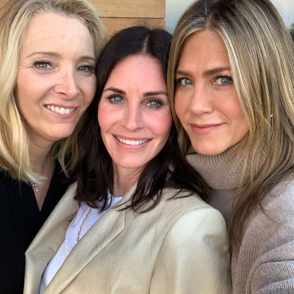 Courteney Cox feiert ihren 55. Geburtstag. Diesen besonderen Tag verbringt die Schauspielerin mit ihren früheren "Friends"-Kollegen und heutigen Freundinnen Lisa Kudrow und Jennifer Aniston. Dabei entsteht dieses schöne Reunion-Foto für Instagram. 
