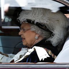 Queen Eilzabeth kommt! Die Monarchin lässt sich erst im Auto Richtung "St. George’s Chapel" fahren ...