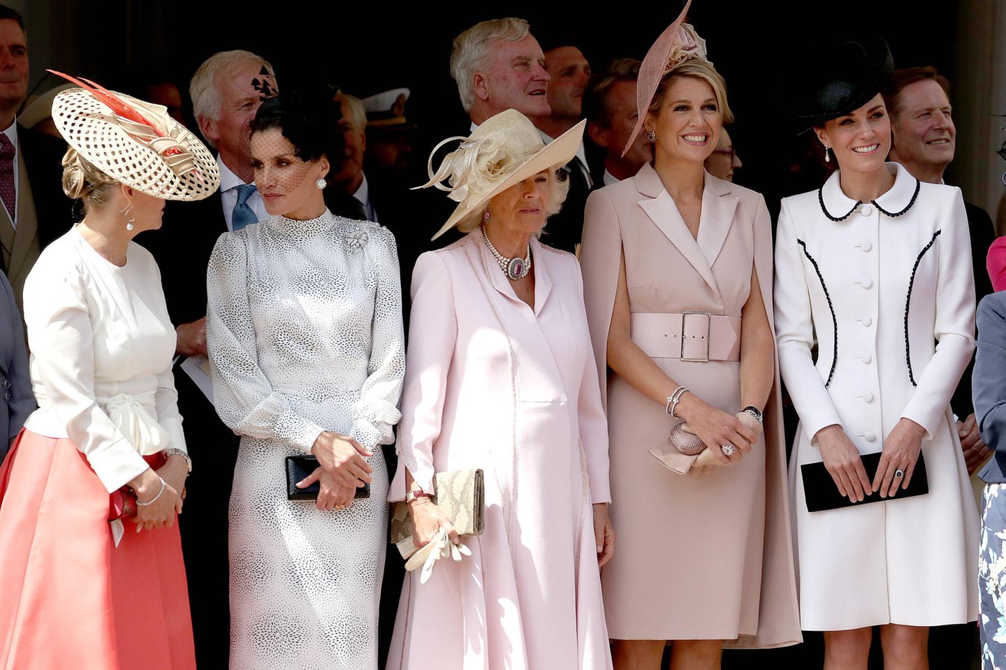 Eine Reihe voller Powerfrauen! Herzogin Catherine gesellt sich am "Garter Day" zu Königin Máxima, Herzogin Camilla, Königin Letizia und Gräfin Sophie von Wessex. In einem weißen Mantelkleid mit schwarzen Details - natürlich aus der Feder von Catherine Walker - passt sie farblich perfekt zu den anderen (zukünftigen) Königinnen. 