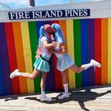 Die Party steigt in Fire Islands Pine in New York, einem wichtigen Ort für die LGBTQ-Gemeinde: Hier findet die "Invasion of Pines" statt, eine Parade von Drag Queens, die jedes Jahr am 4. Juli - dem US-amerikanischen Nationalfeiertag - abgehalten wird.