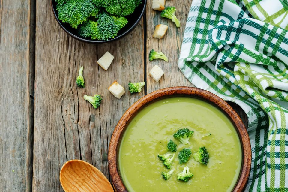 Gegen PMS & Fressattacken : Brokkoli-Suppe ist reich an Ballaststoffen. Brokkoli-Suppe ist reich an Ballaststoffen.