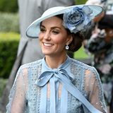 Dazu trägt sie Ohrringe von Kiki McDonough und eine farblich abgestimmte Kopfbedeckung mit floralen Elementen von Hutmacher Philip Treacy. Hellblau scheint an diesem Tag die Trendfarbe bei den Royals zu sein, so kommen auch viele andere in zartem Blau gekleidet. 