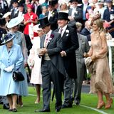 Während die Queen, Herzogin Catherine und Herzogin Camilla erfahrene Ascot-Besucher sind, scheint Königin Máxima in ihren hohen Absätzen Probleme mit dem feuchten Gras zu haben. 