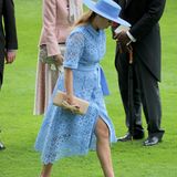 Auch Prinzessin Beatrice erscheint in einem knalligen Hellblau. Sie trägt ein blaues Kleid von Maje mit Kragen und Knopfleiste für rund 295 Euro. 