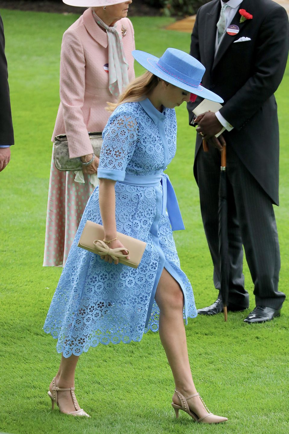 Auch Prinzessin Beatrice erscheint in einem knalligen Hellblau. Sie trägt ein blaues Kleid von Maje mit Kragen und Knopfleiste für rund 295 Euro. Auch Prinzessin Beatrice erscheint in einem knalligen Hellblau. Sie trägt ein blaues Kleid von Maje mit Kragen und Knopfleiste für rund 295 Euro.