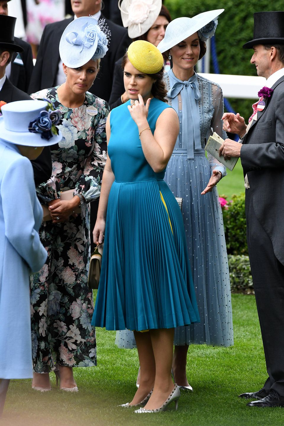 Prinzessin Eugenie hat Faszinator und Kleid perfekt aufeinander abgestimmt. Der Gelbton ihrer Kopfbedeckung findet sich im plissierten Rock ihres Kleides wieder. Prinzessin Eugenie hat Faszinator und Kleid perfekt aufeinander abgestimmt. Der Gelbton ihrer Kopfbedeckung findet sich im plissierten Rock ihres Kleides wieder.