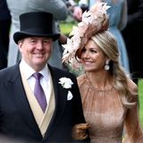 Willem-Alexander setzt mit Krawatte und Frackweste kleine Farbakzente. Königin Máxima strahlt ihren Ehemann verliebt an. 