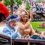 Hinter dem opulenten Faszinator verbirgt sich Königin Máxima, die zusammen mit ihrem Ehemann, König Willem-Alexander (rechts), in einer Kutsche mit der Queen an der "Royal Procession" teilnimmt und strahlend den vielen Zuschauern winkt. 