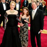 Treue Begleiter auf dem roten Teppich: Meryl Streep kommt 2003 mit ihrer Familie zur Oscar-Verleihung.