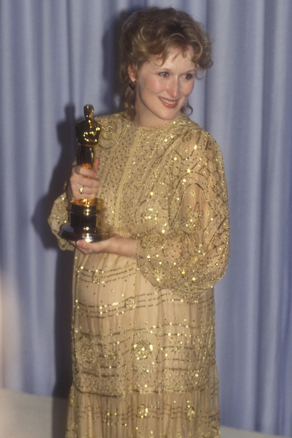 1983 nimmt Meryl Streep hochschwanger ihren zweiten Goldjungen entgegen, diesmal als beste Hauptdarstellerin für "Sophies Entscheidung".
