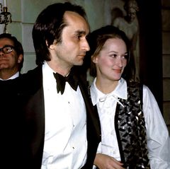 Diese tragische Liebesgeschichte verändert ihr Leben: Meryl Streep steht erst am Anfang ihrer Karriere, als sie 1976 den talentierten und aufstrebenden Schauspieler John Cazale kennenlernt. Hals über Kopf verliebt sie sich in den Darsteller des Fred Corleone in "Der Pate" und zieht mit ihm zusammen. Doch das junge Glück zerbricht: Das Paar plant bereits seine Hochzeit, als Cazale im Alter von nur 40 Jahren unheilbar an Lungenkrebs erkrankt. Streep pflegt ihn bis zu seinem Tod 1978. Über den Verlust sagt sie, dass er ihr früh gezeigt habe, was wirklich wichtig sei im Leben.