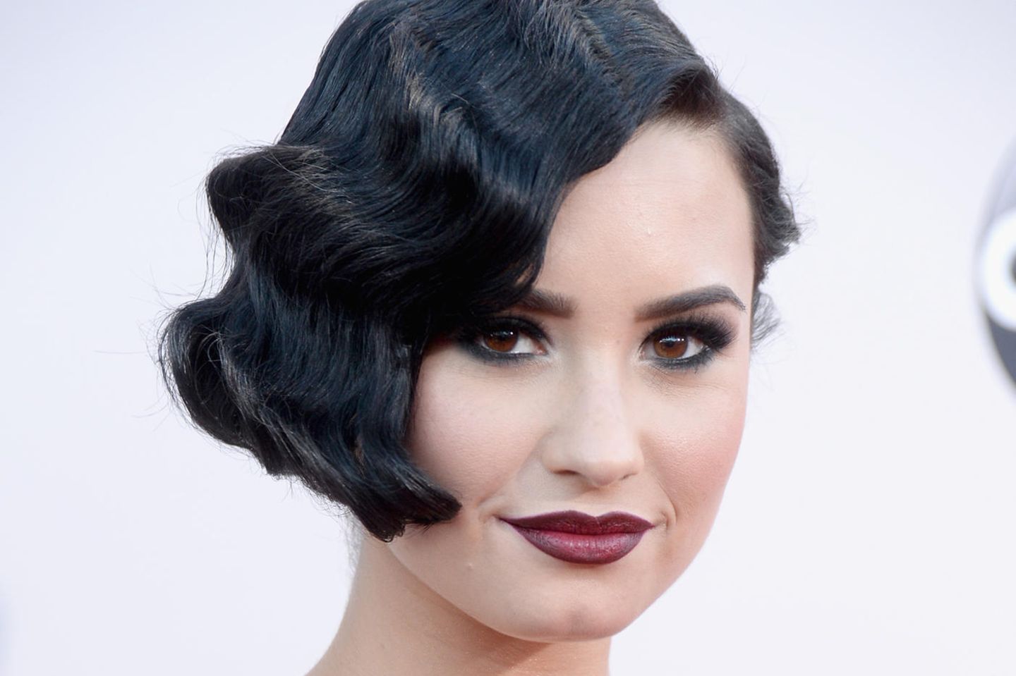 Zu ihrer Wasserwelle hat Demi Lovato auch das dunkle Make-Up der 20er-Jahre gewählt.