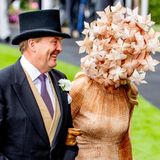 Nanu, wen hat König Willem-Alexander denn da versteckt hinter einem Hut voller Blüten mit nach Ascot gebracht? 