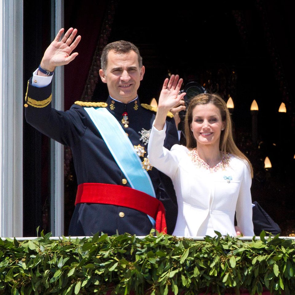 Am 19. Juni 2014 besteigt Felipe VI. nach der Abdankung seines Vaters Juan Carlos I. den spanischen Thron. Seine Ehefrau Letizia wird damit zur Königin von Spanien. GALA blickt zurück auf die Krönungszeremonie.