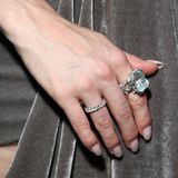 Barbara Meier trägt oft besondere Schmuckstück. Deswegen sollte auch ihre Ehering ein Highlight sein, um an ihrer Hand nicht unterzugehen. Neben krassen Klunkern wie hier an ihrem Zeigefinger blitzt seit Juni 2019 daher ein Ring, der komplett mit Diamanten besetzt ist.