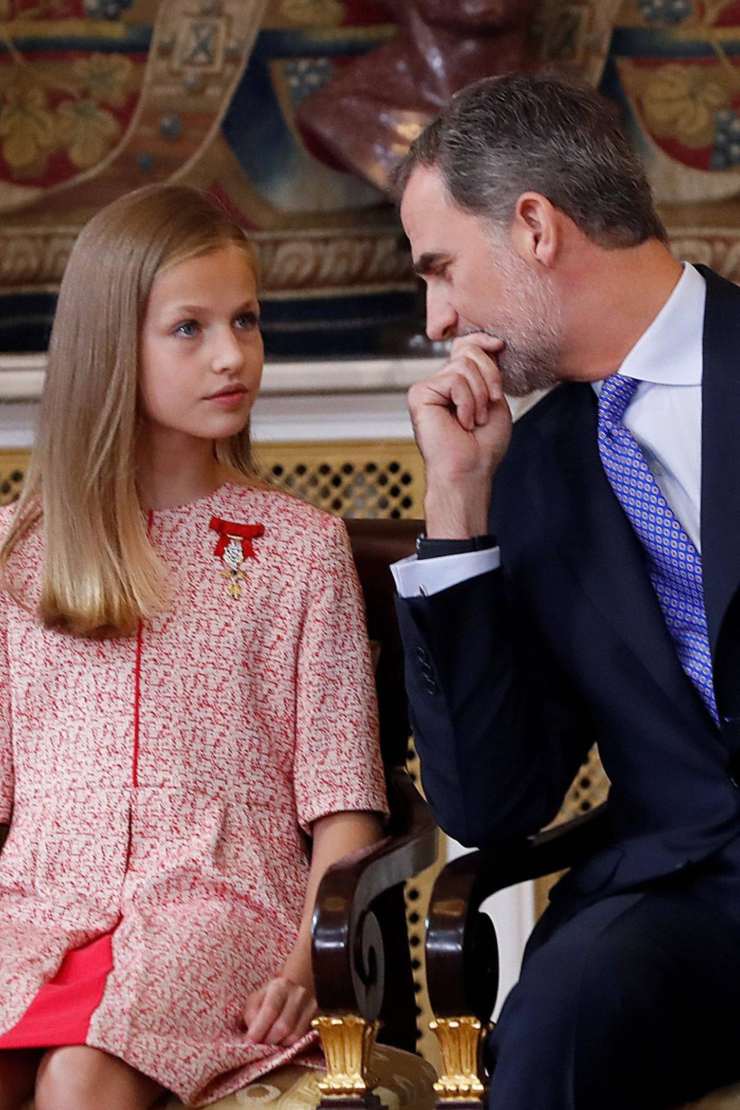 19. Juni 2019  König Felipe erklärt seiner Tochter Prinzessin Leonor die Zeremonie.