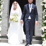 Strahlend treten der italienische Fußballtorwart Antonio Donnarumma und seine Braut, Stefania Deval, in Sorrento, Italien, vor die Kirche, in der sie sich das Jawort gegeben haben. Die Braut trägt ein hochgeschlossenes Kleid mit Spitze und einen langen Schleier. 
