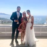 Für den Empfang trägt die Braut ein zweites Kleid, das etwas freizügiger ist: Durchsichtige Einsätze, florale Applikationen und ein opulenter Tüllrock betonen ihre Figur perfekt.  